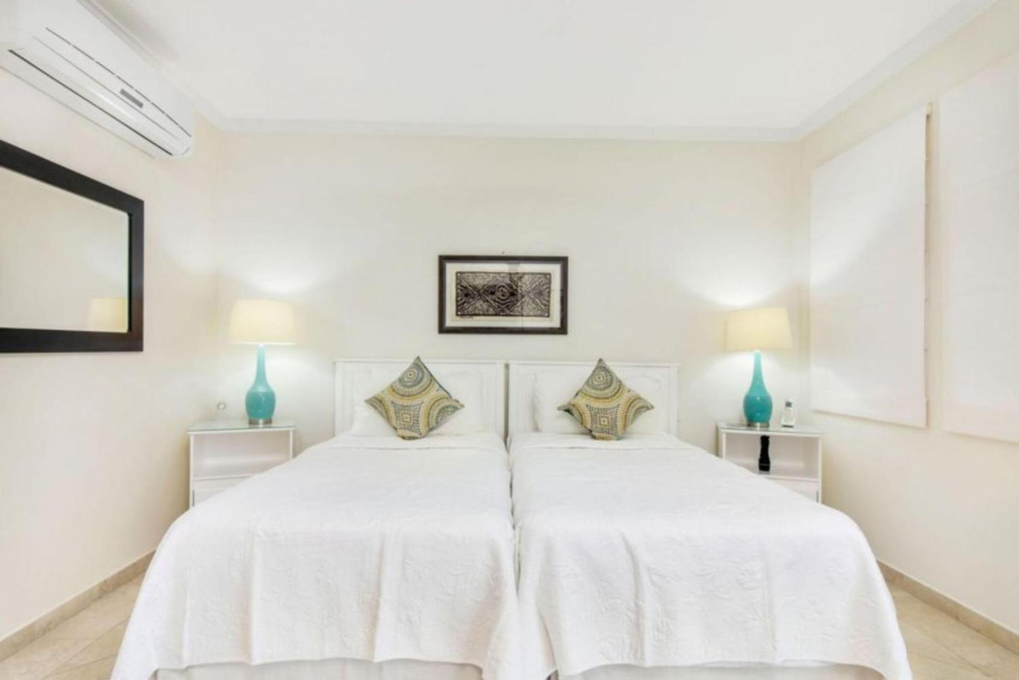 Sapphire Beach Condos Christ Church Habitación foto